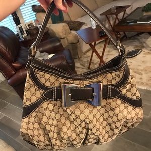 GUCCI
Queen GG Canvas Shoulder Bag Brown